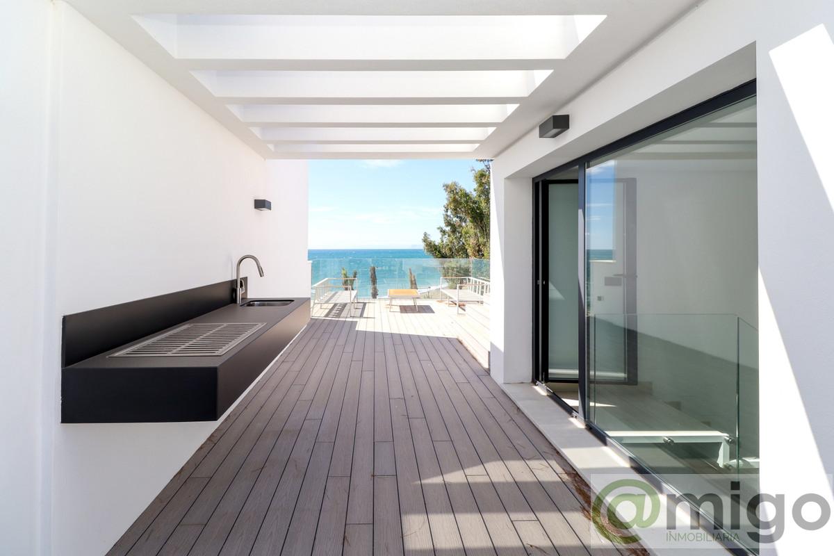 For sale of villa in Estepona