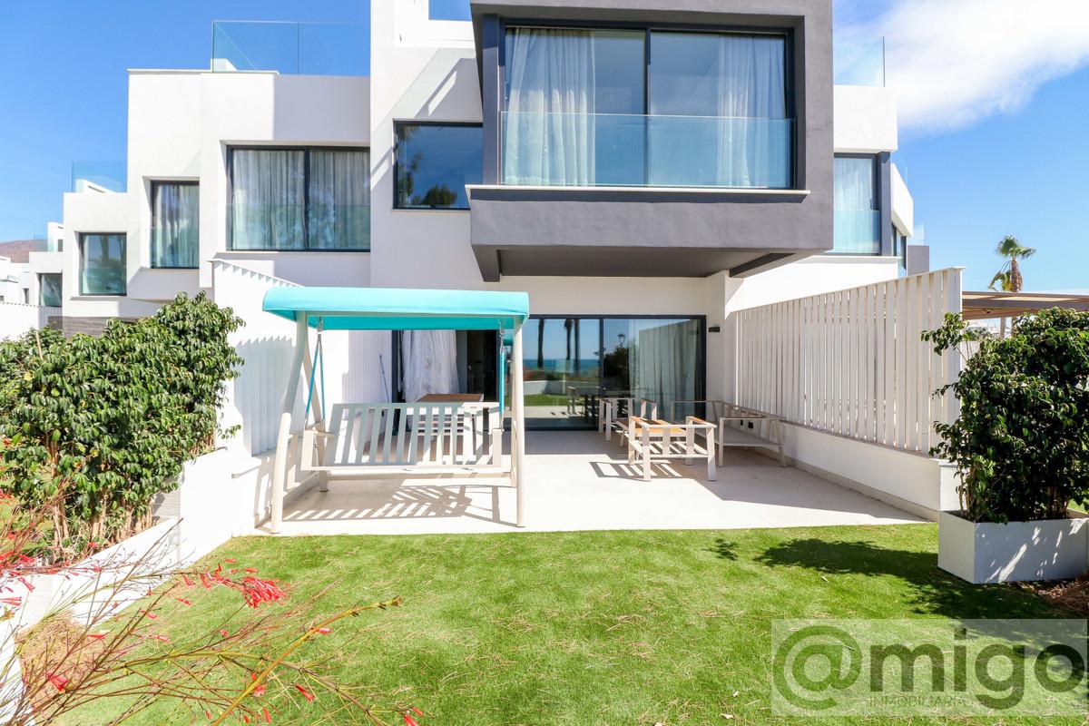 For sale of villa in Estepona