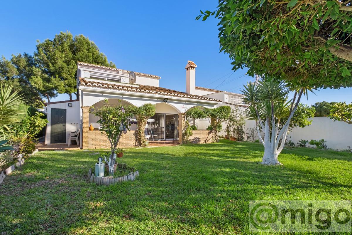 For sale of villa in Calahonda