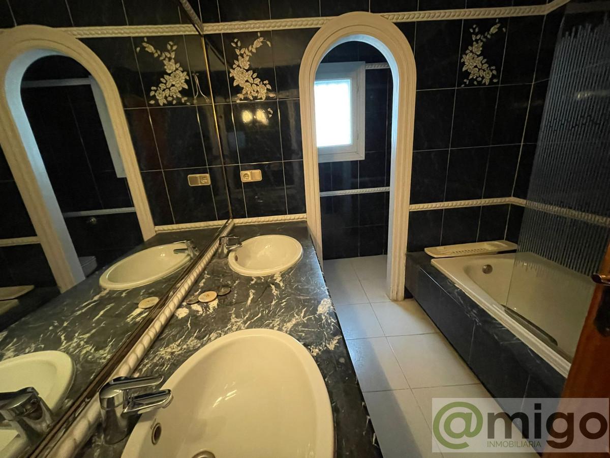For sale of villa in Estepona