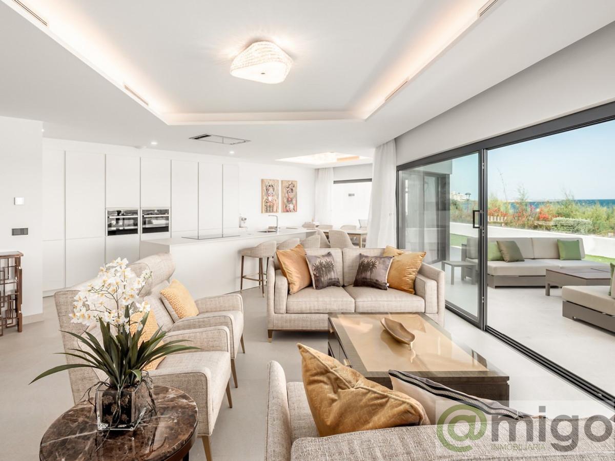 For sale of villa in Estepona