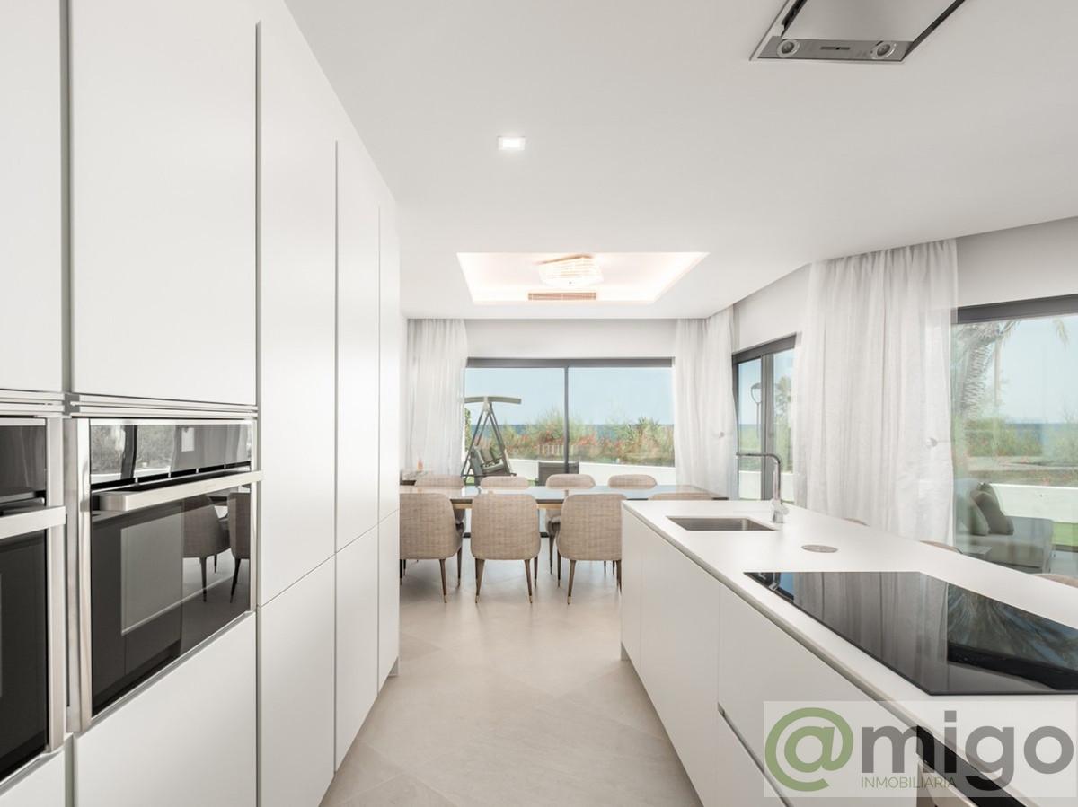 For sale of villa in Estepona