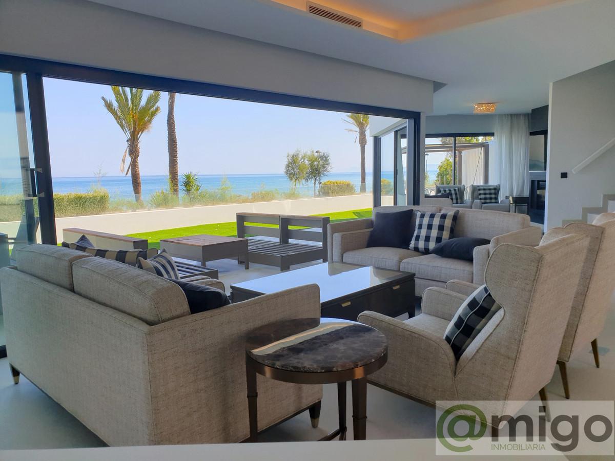 For sale of villa in Estepona