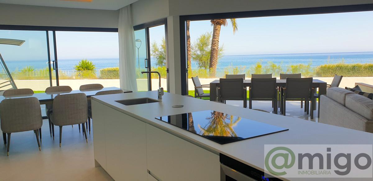 For sale of villa in Estepona