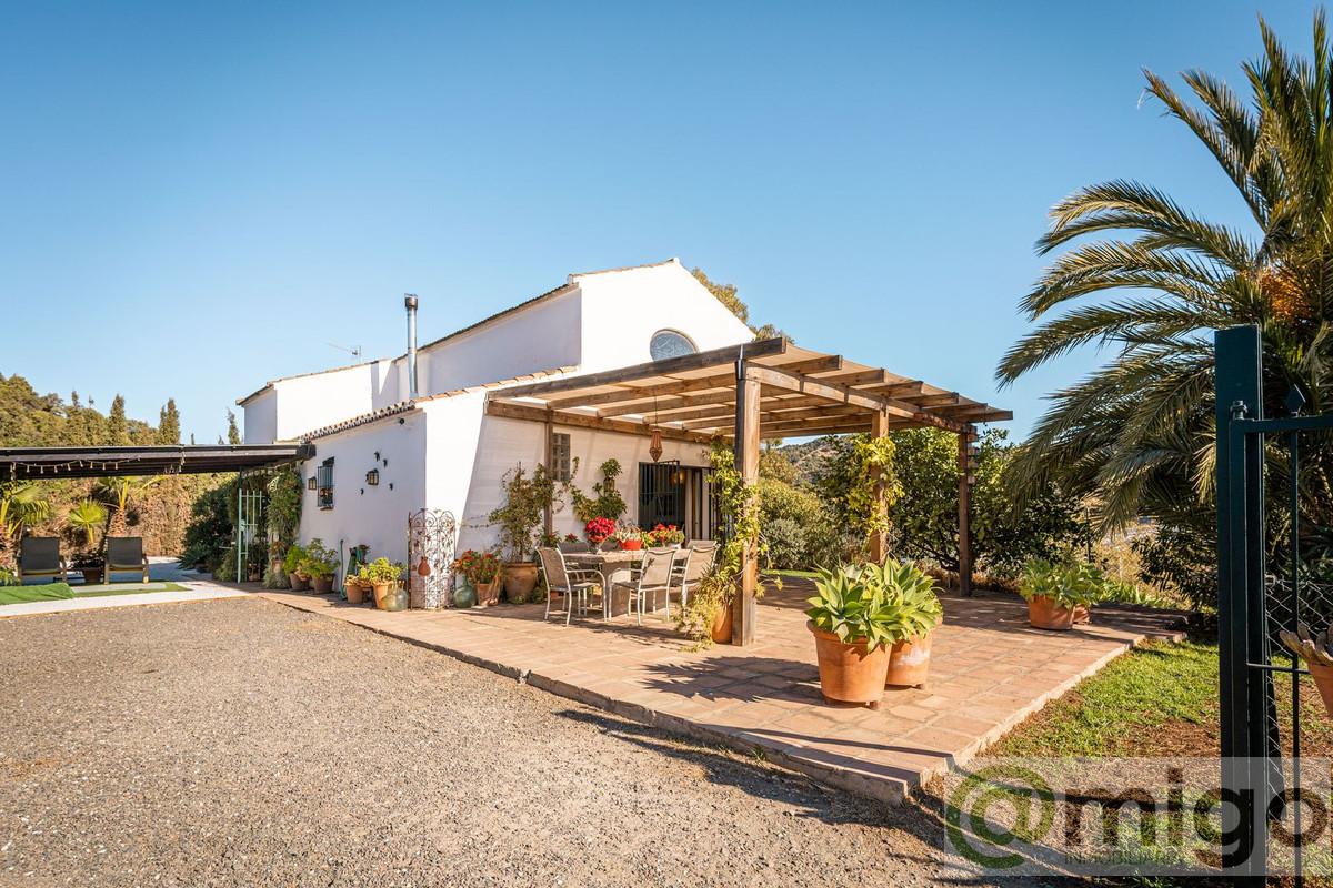 For sale of villa in Estepona