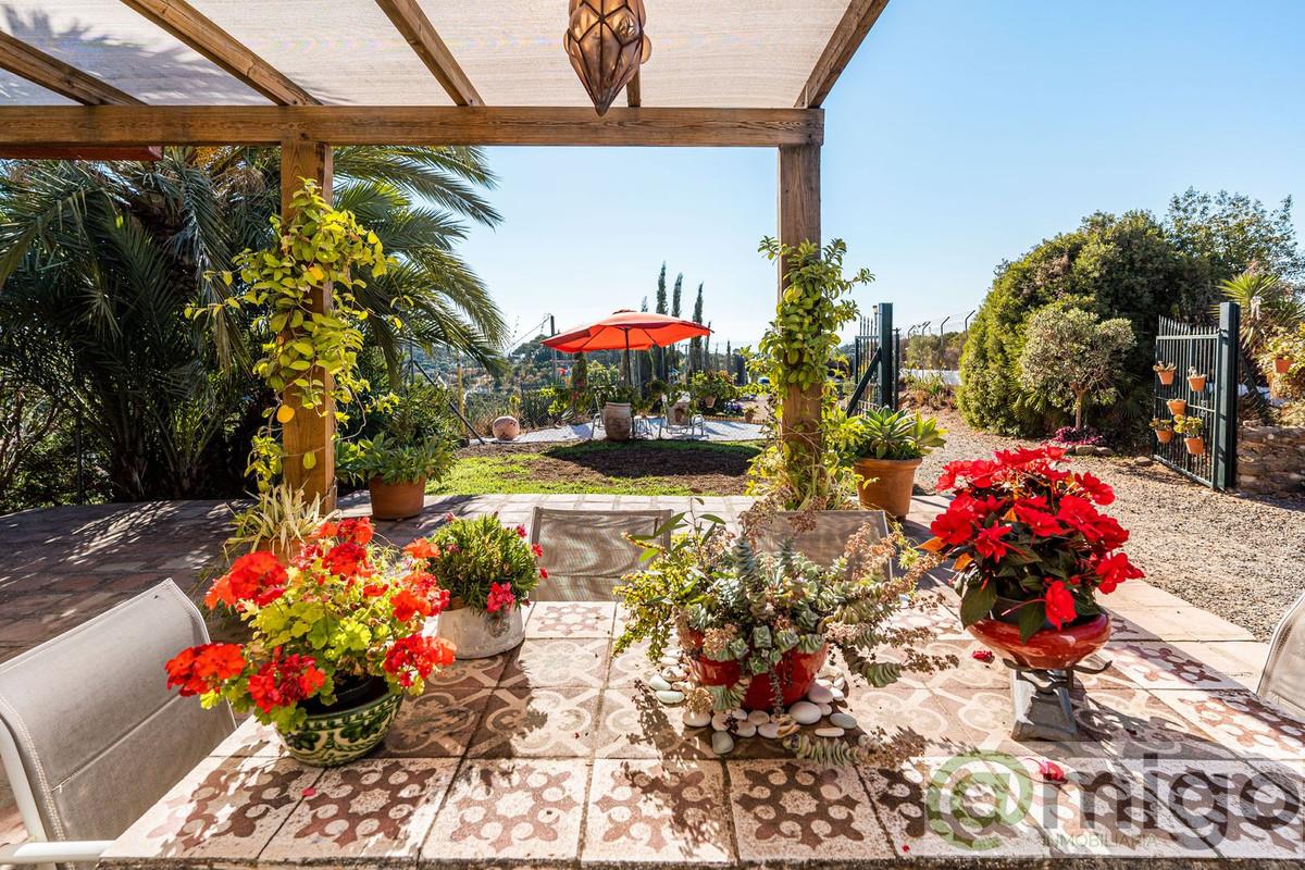 For sale of villa in Estepona