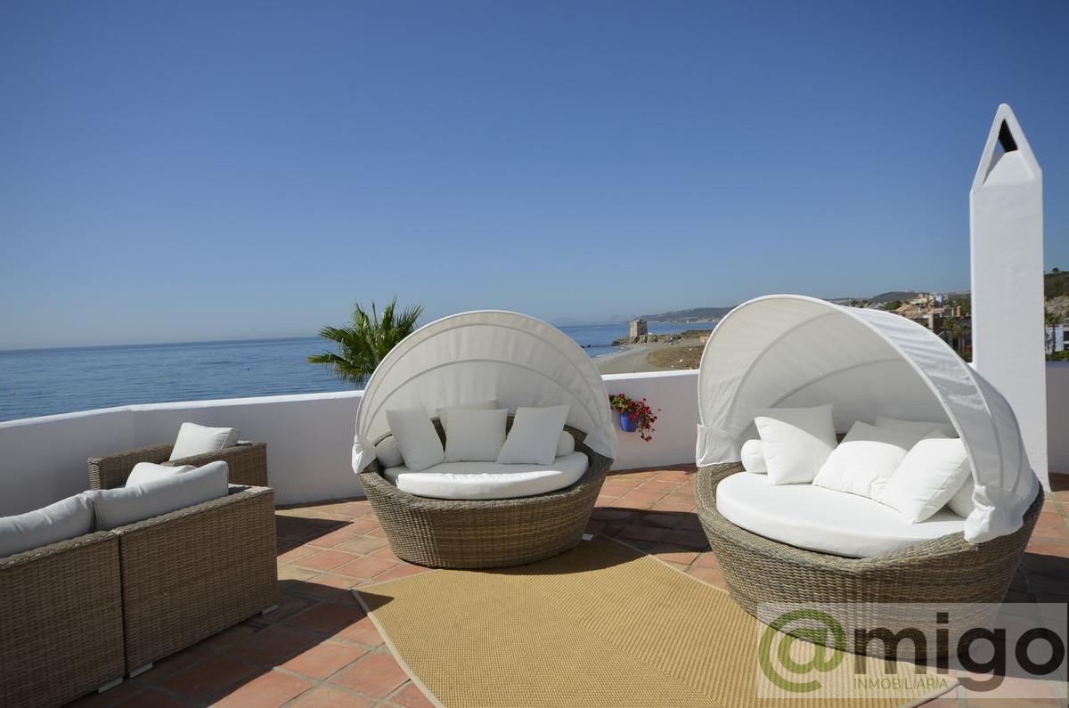For sale of penthouse in Casares Playa