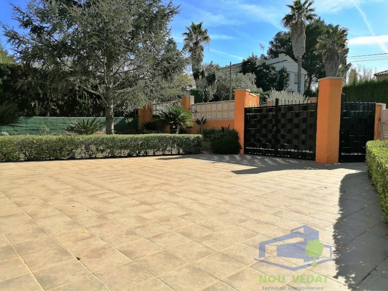 For sale of chalet in Monserrat