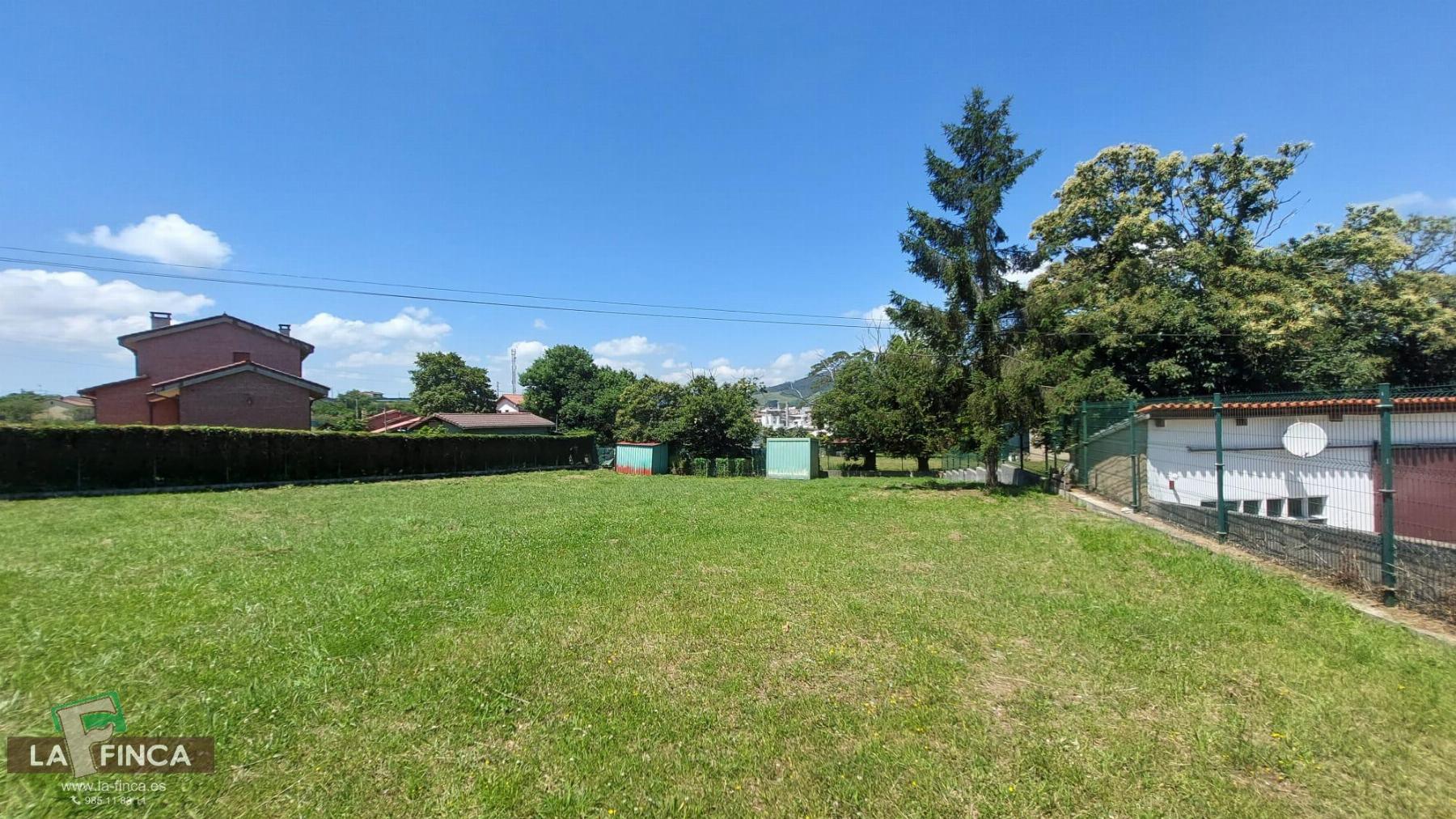 For sale of land in Llanera