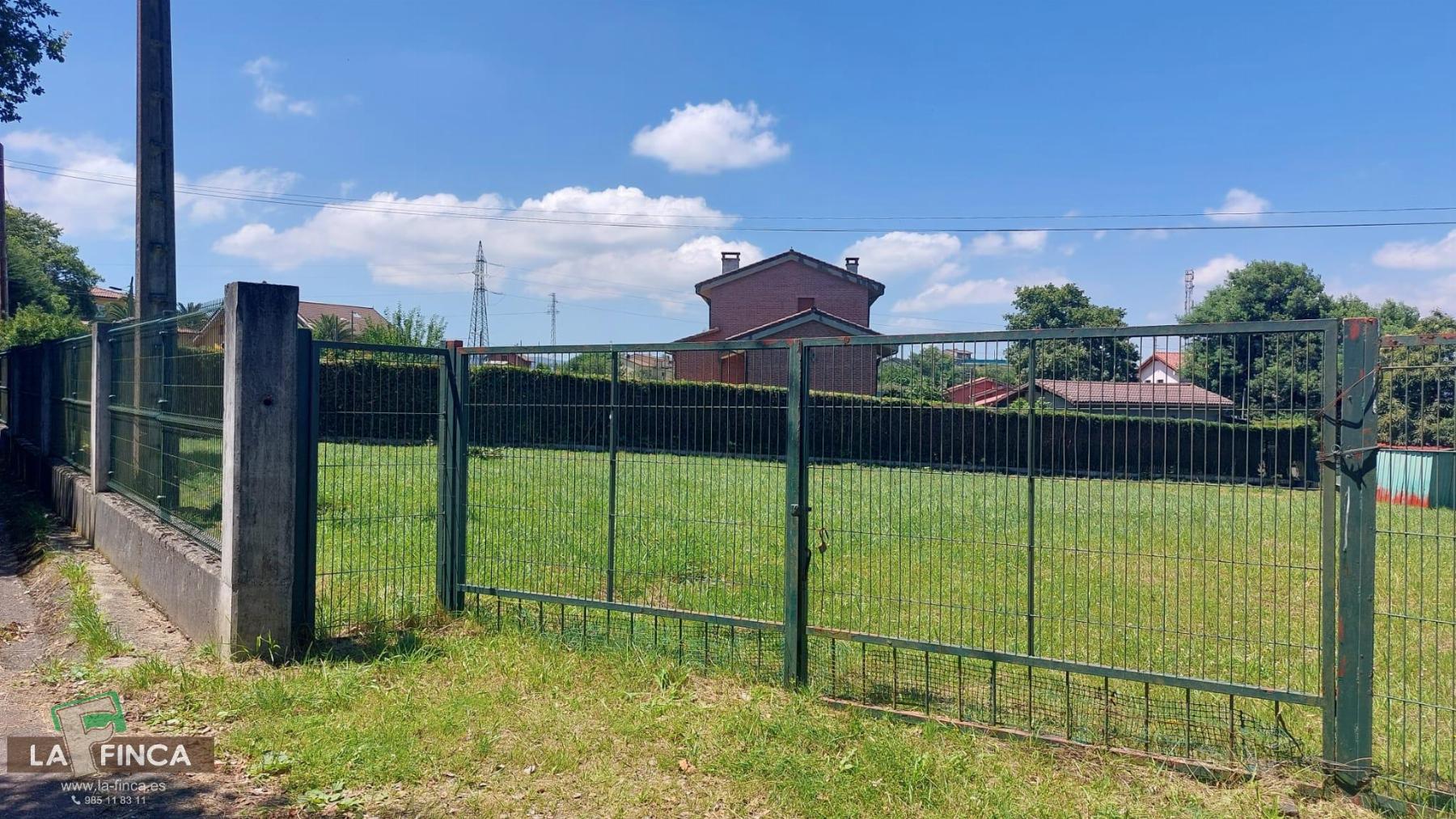For sale of land in Llanera