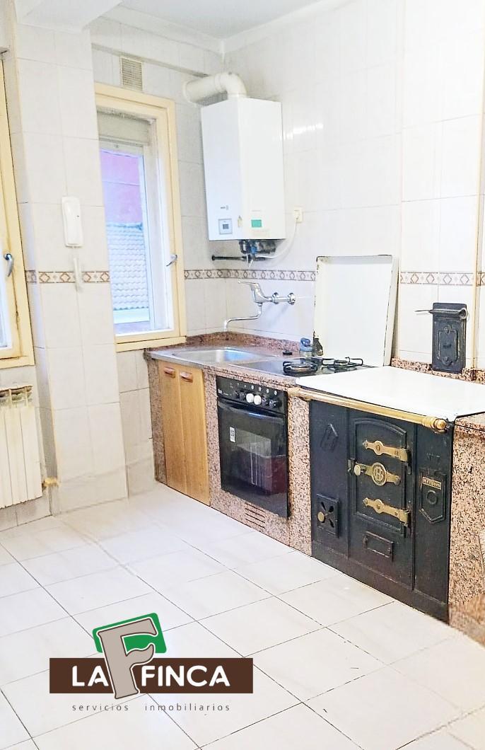 For sale of flat in Lugo de Llanera