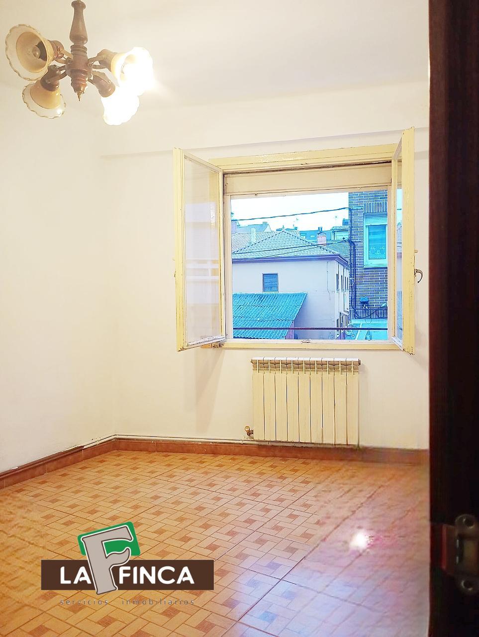 For sale of flat in Lugo de Llanera