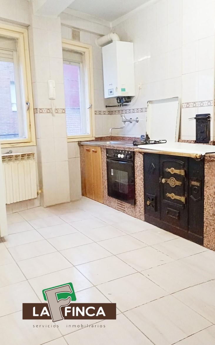 For sale of flat in Lugo de Llanera