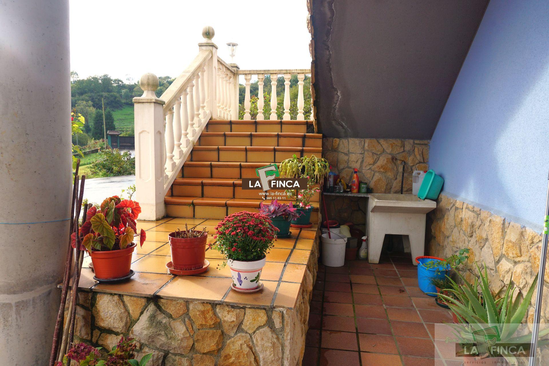 For sale of villa in Oviedo