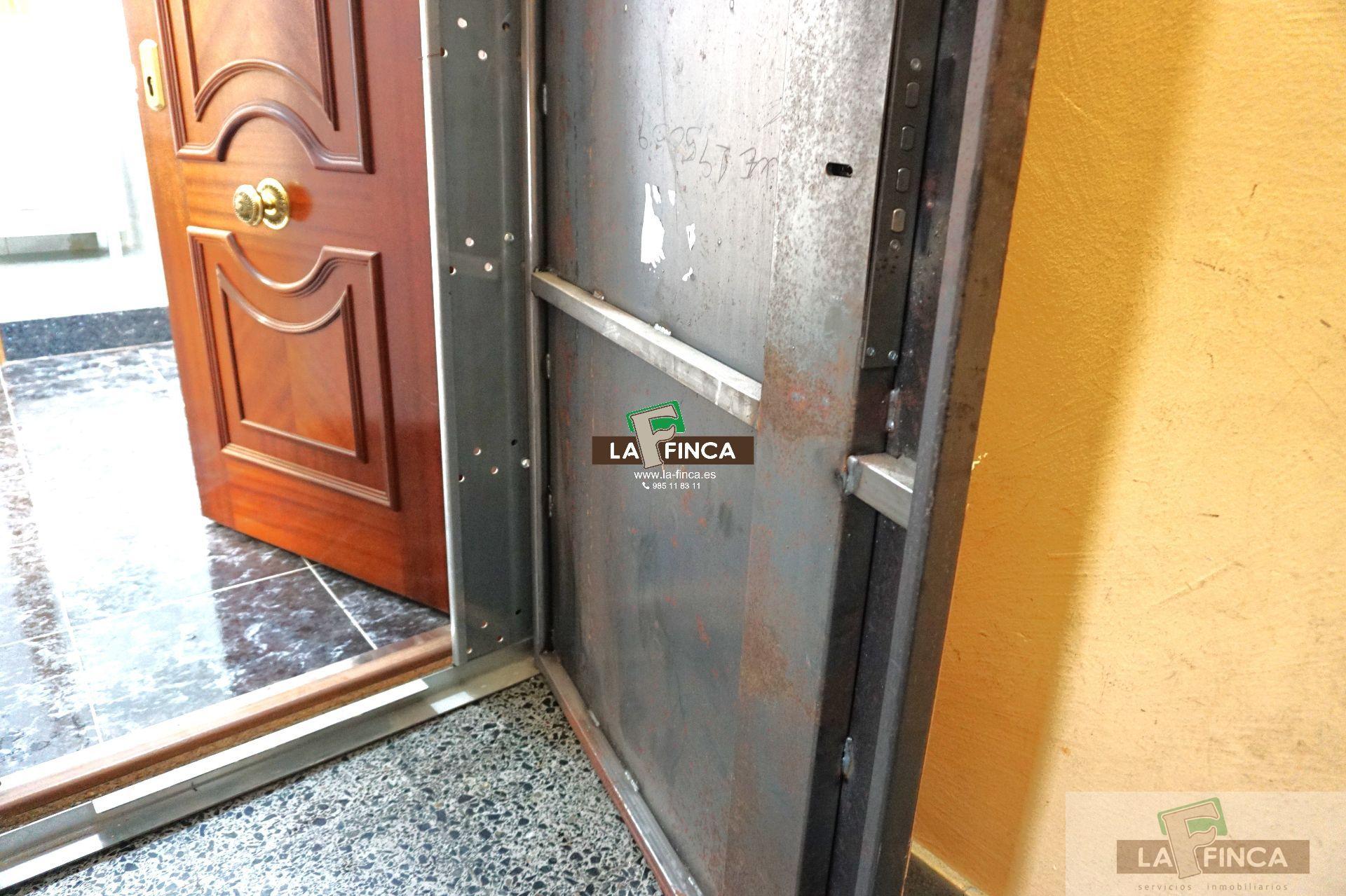 For sale of flat in Lugo de Llanera
