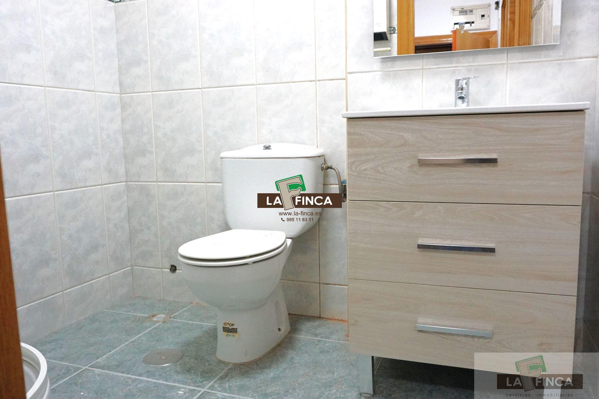 For sale of flat in Lugo de Llanera