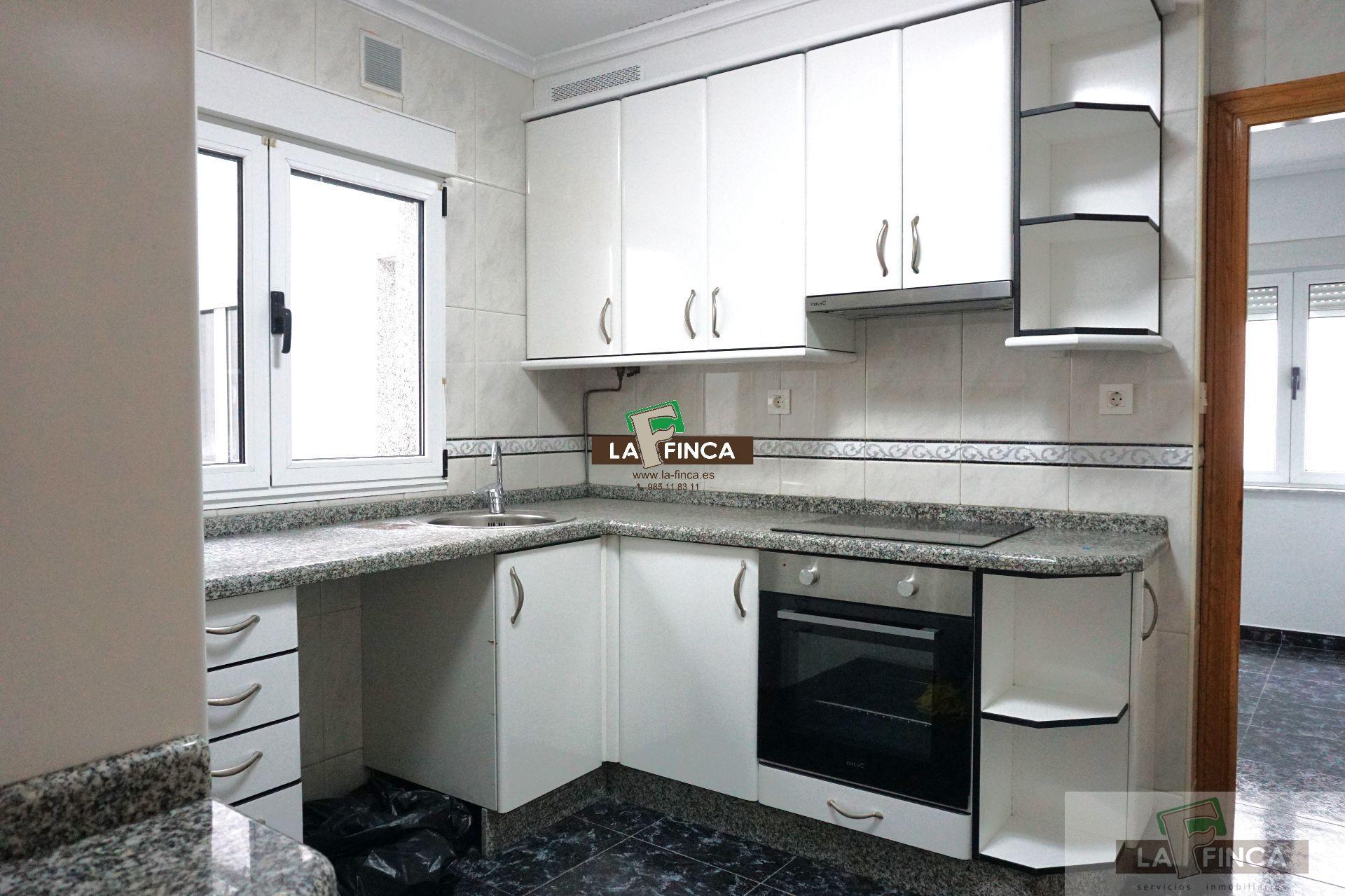For sale of flat in Lugo de Llanera