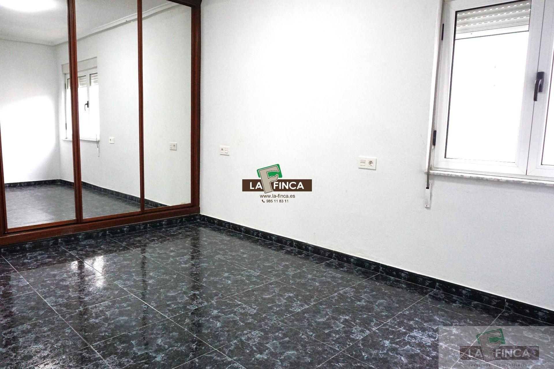 For sale of flat in Lugo de Llanera