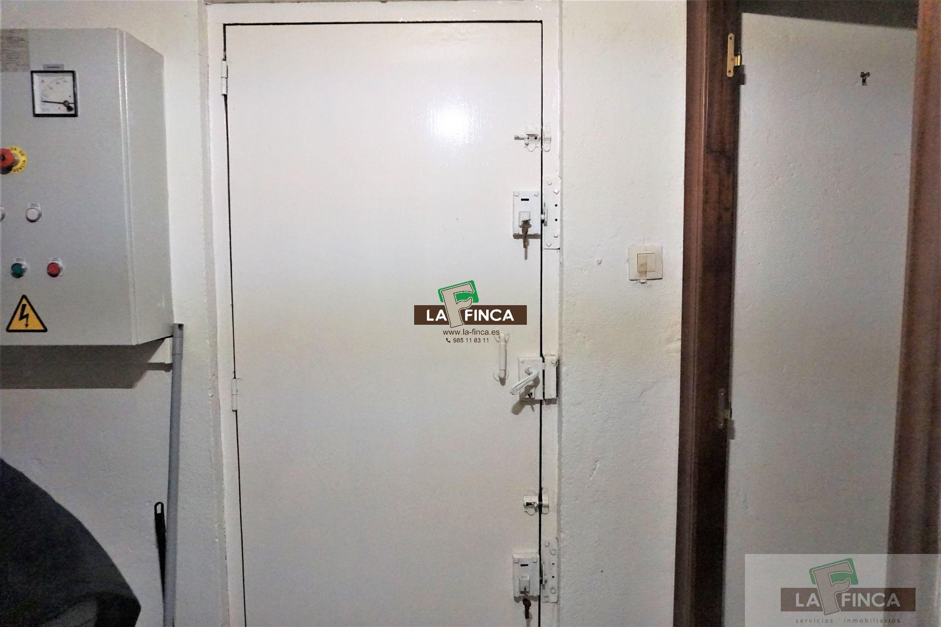 For sale of commercial in Oviedo
