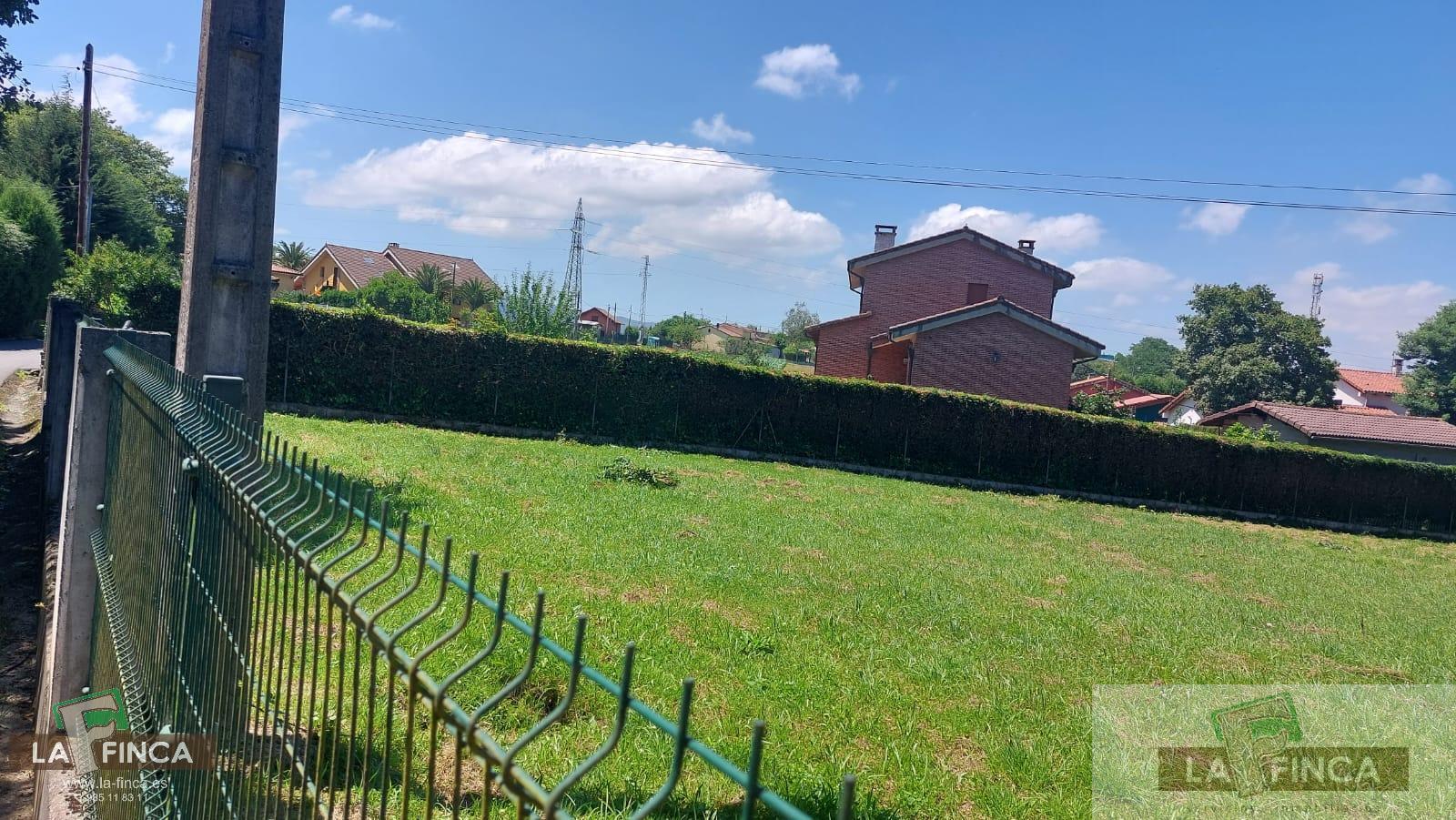 For sale of land in Llanera
