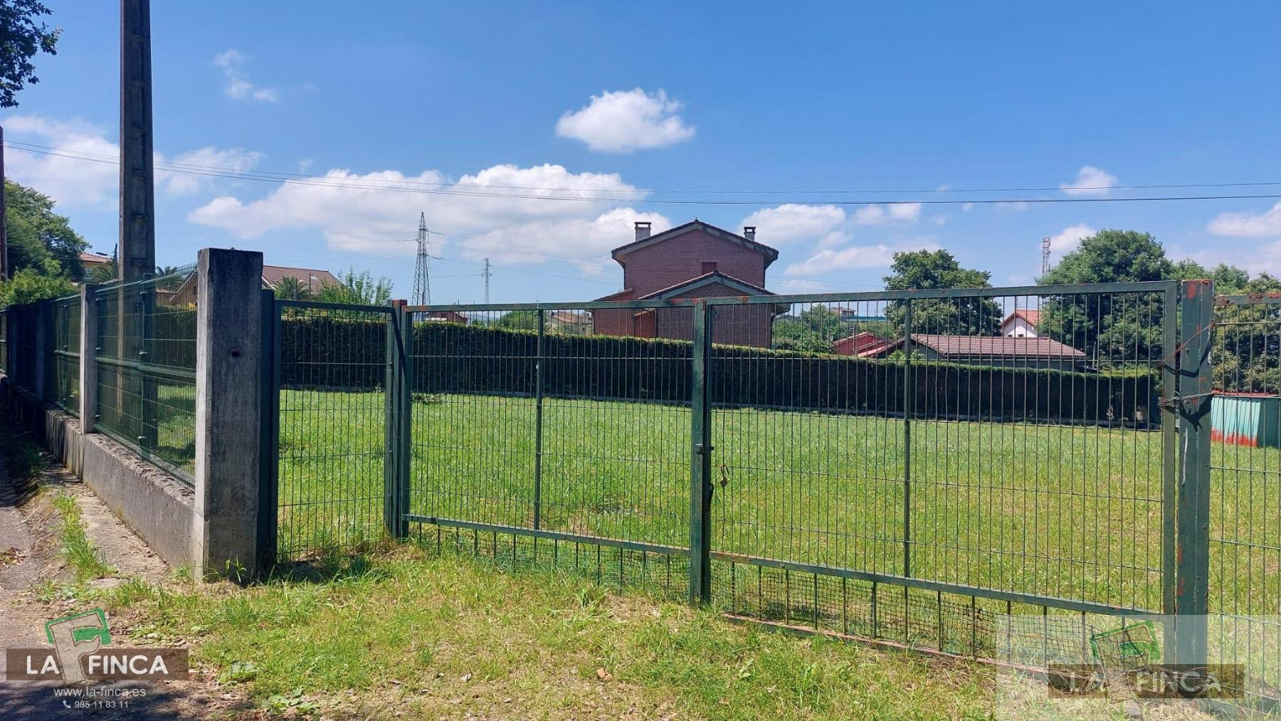 For sale of land in Llanera