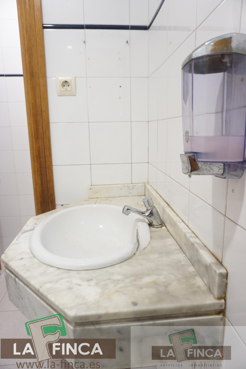 For sale of commercial in Oviedo