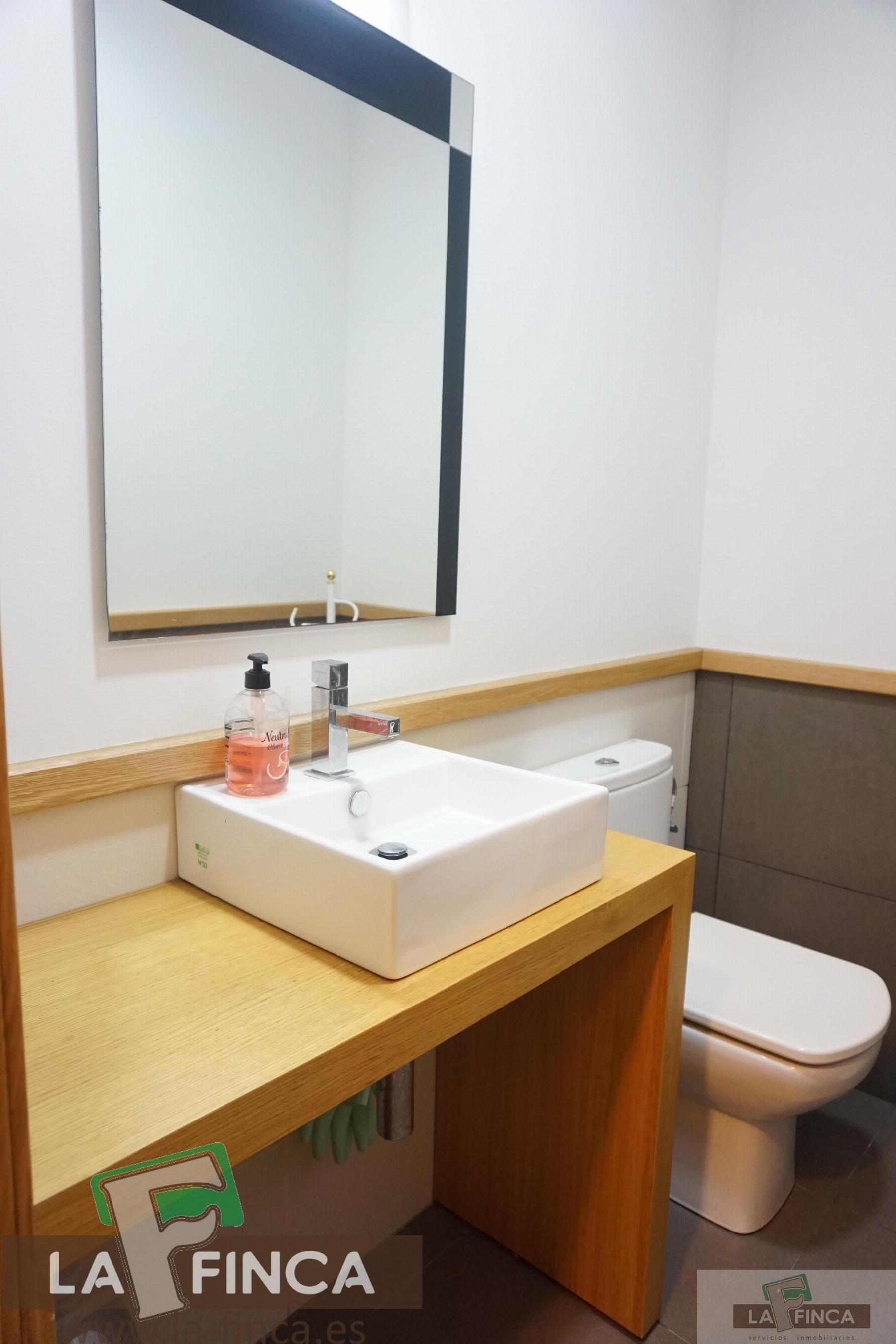 For sale of commercial in Oviedo