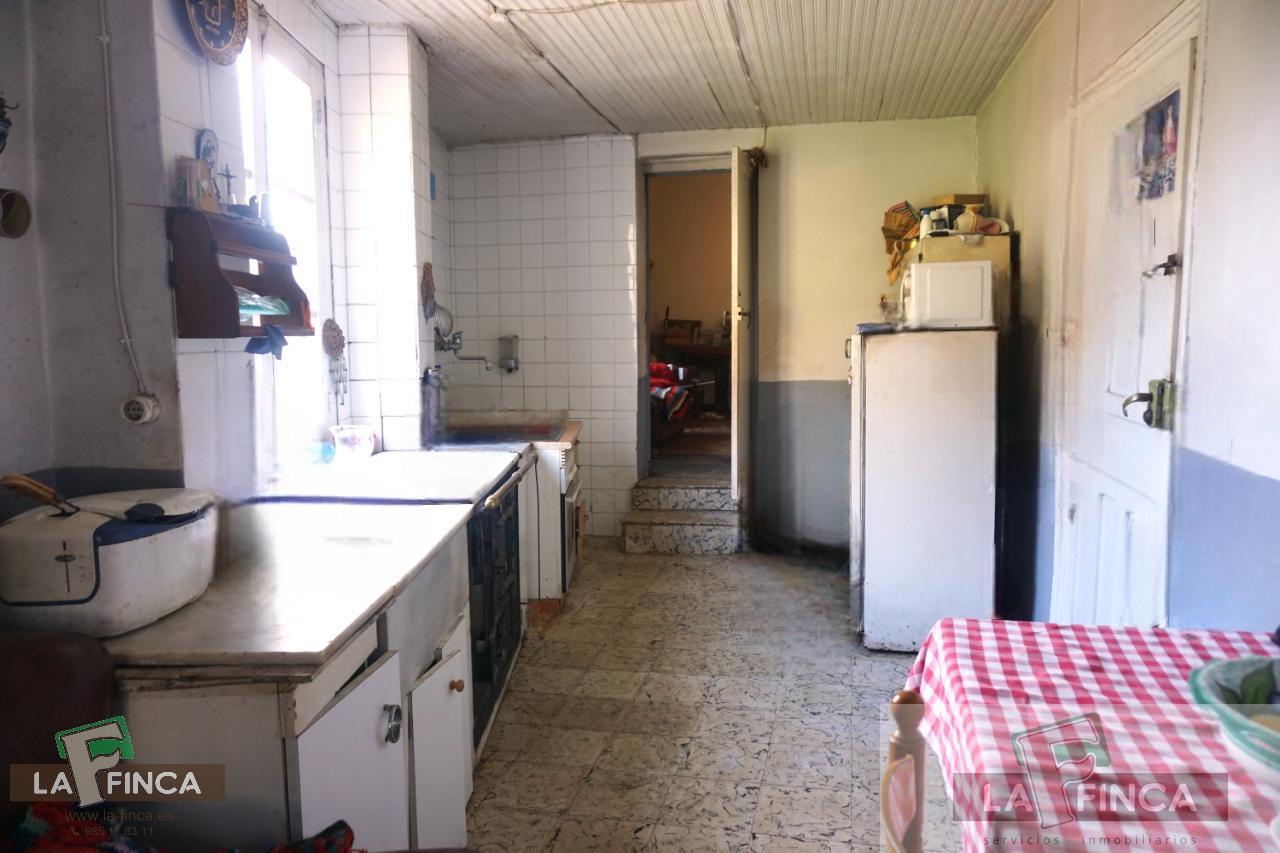 For sale of house in Belmonte de Miranda