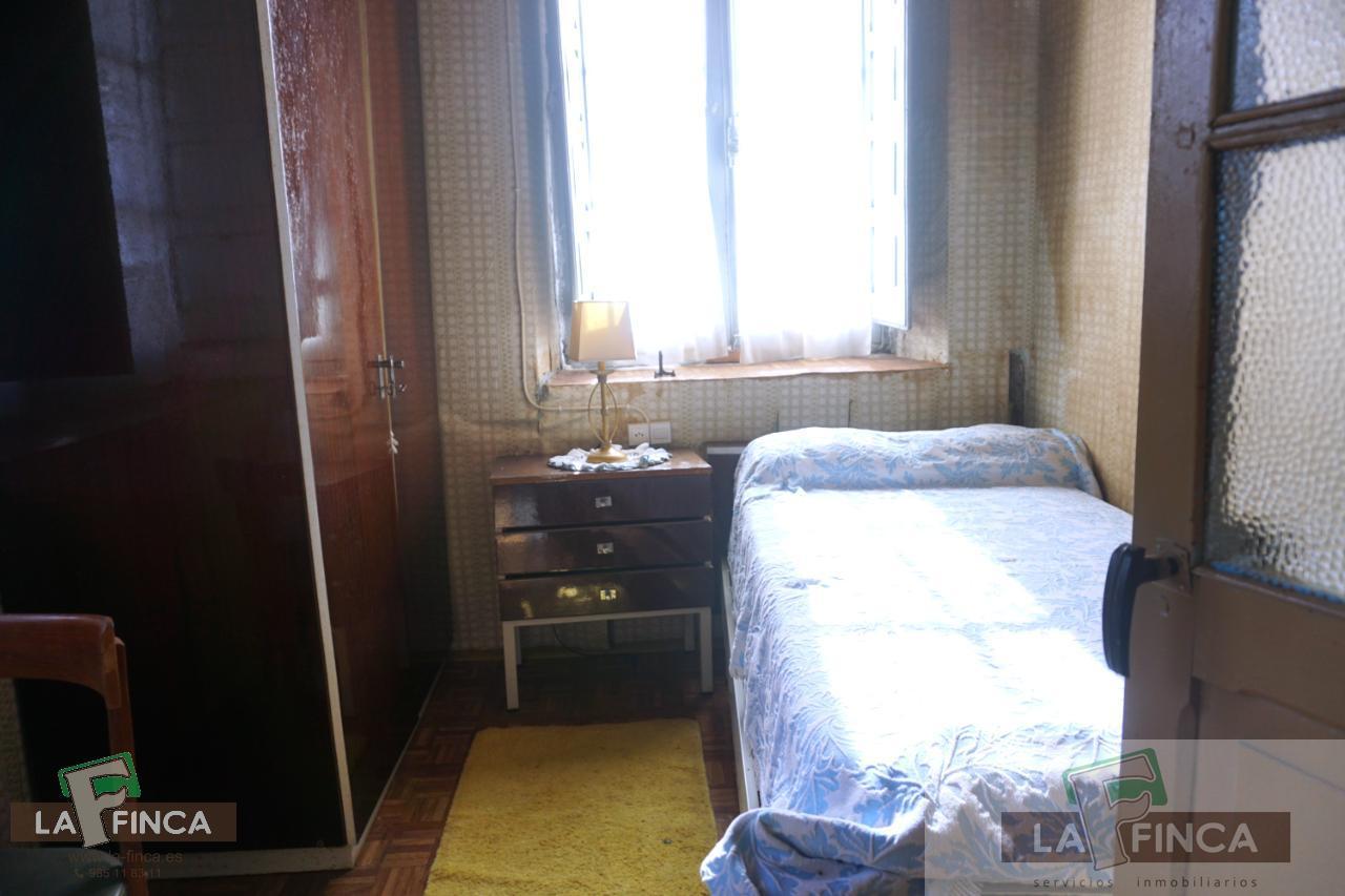 For sale of house in Belmonte de Miranda