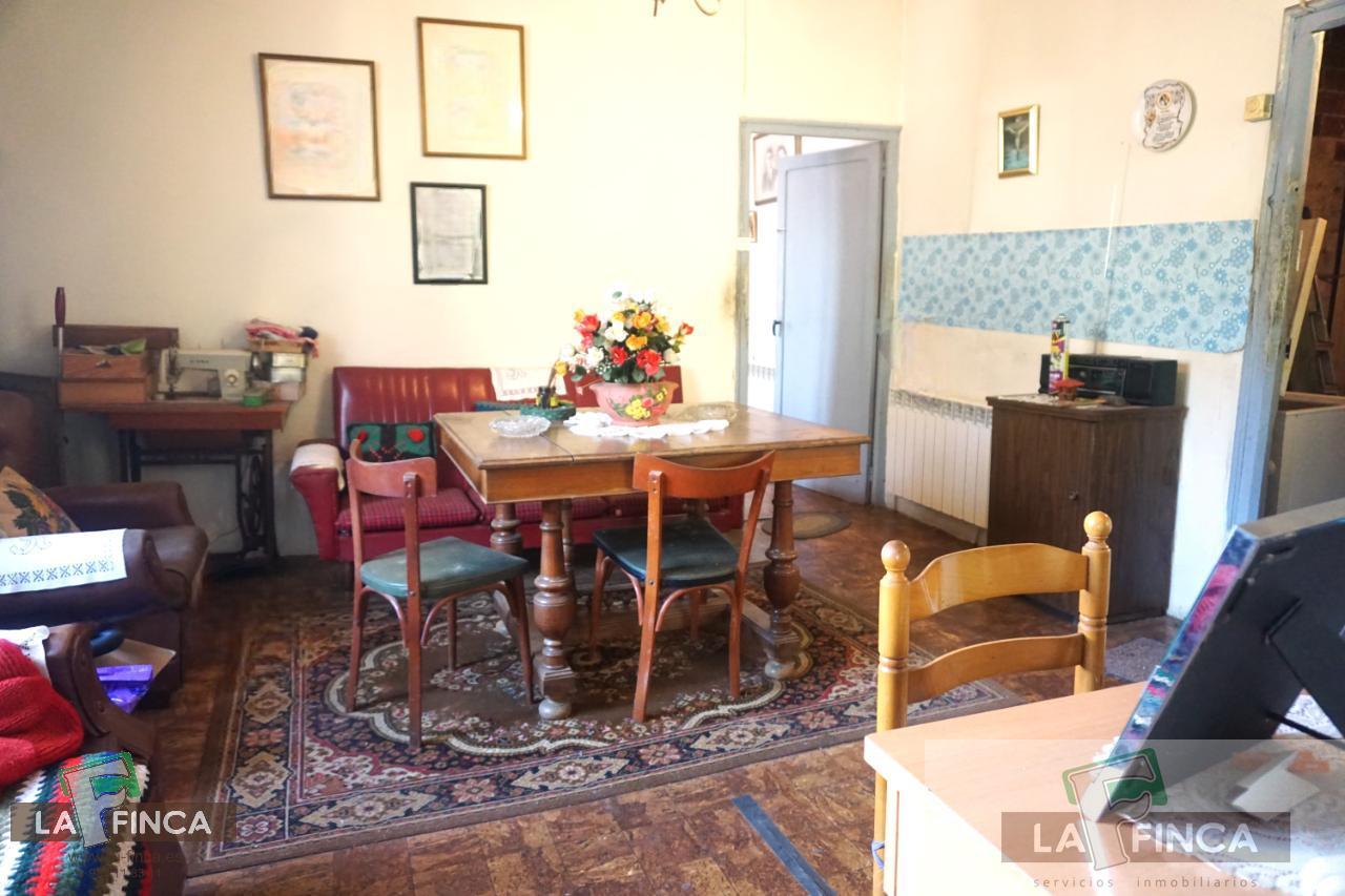For sale of house in Belmonte de Miranda