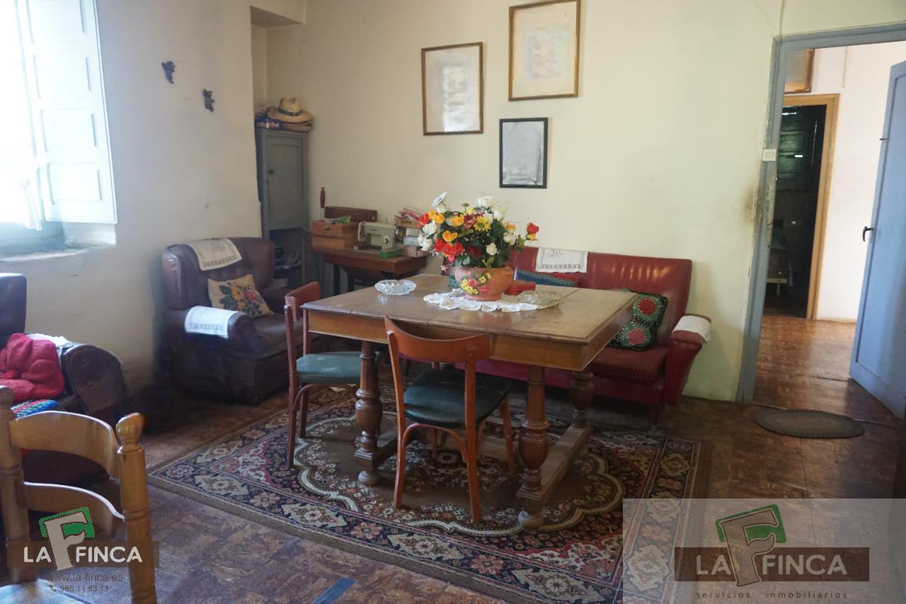 For sale of house in Belmonte de Miranda