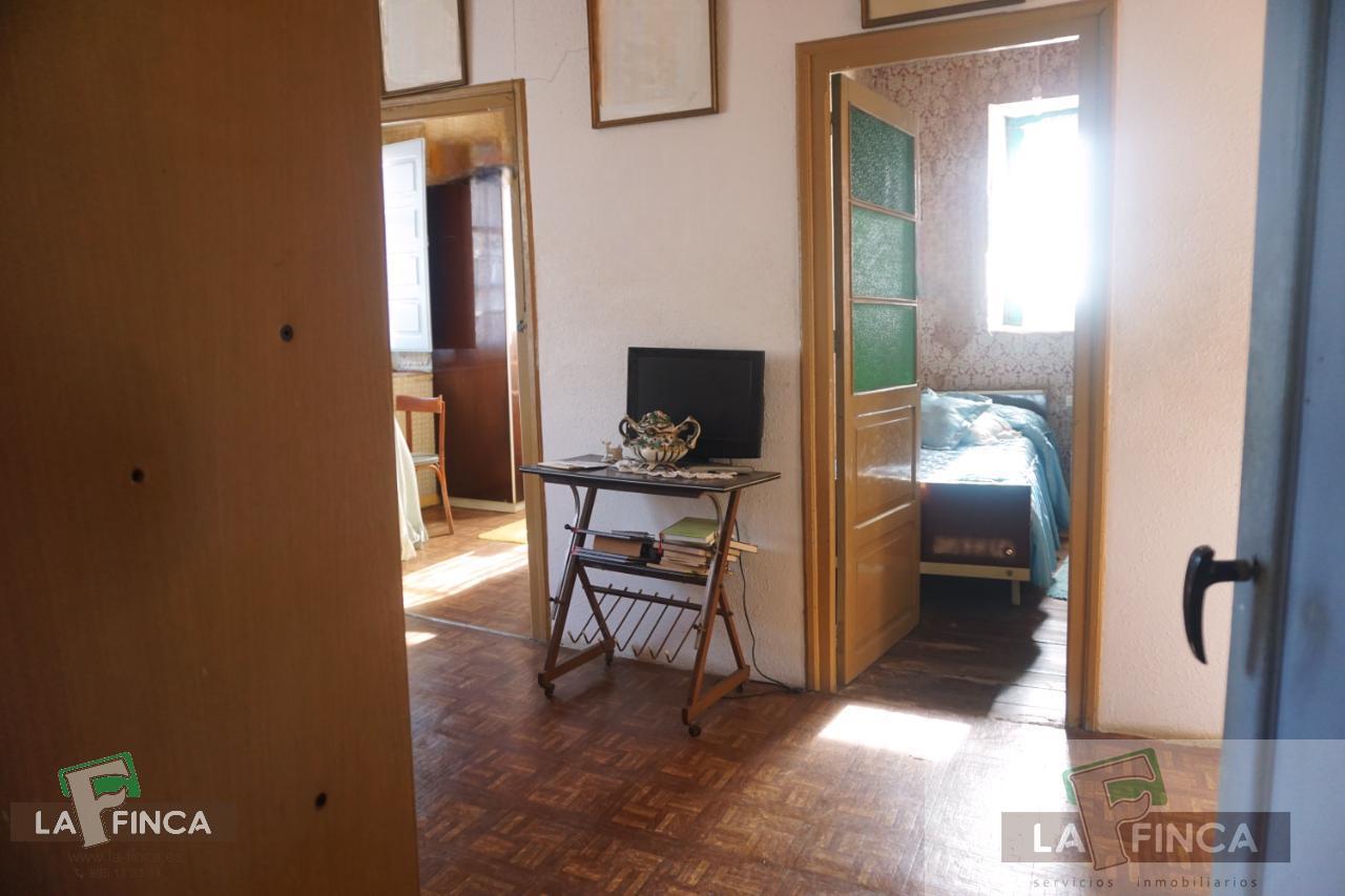 For sale of house in Belmonte de Miranda