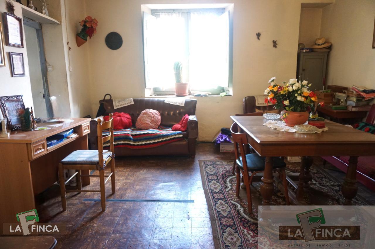 For sale of house in Belmonte de Miranda