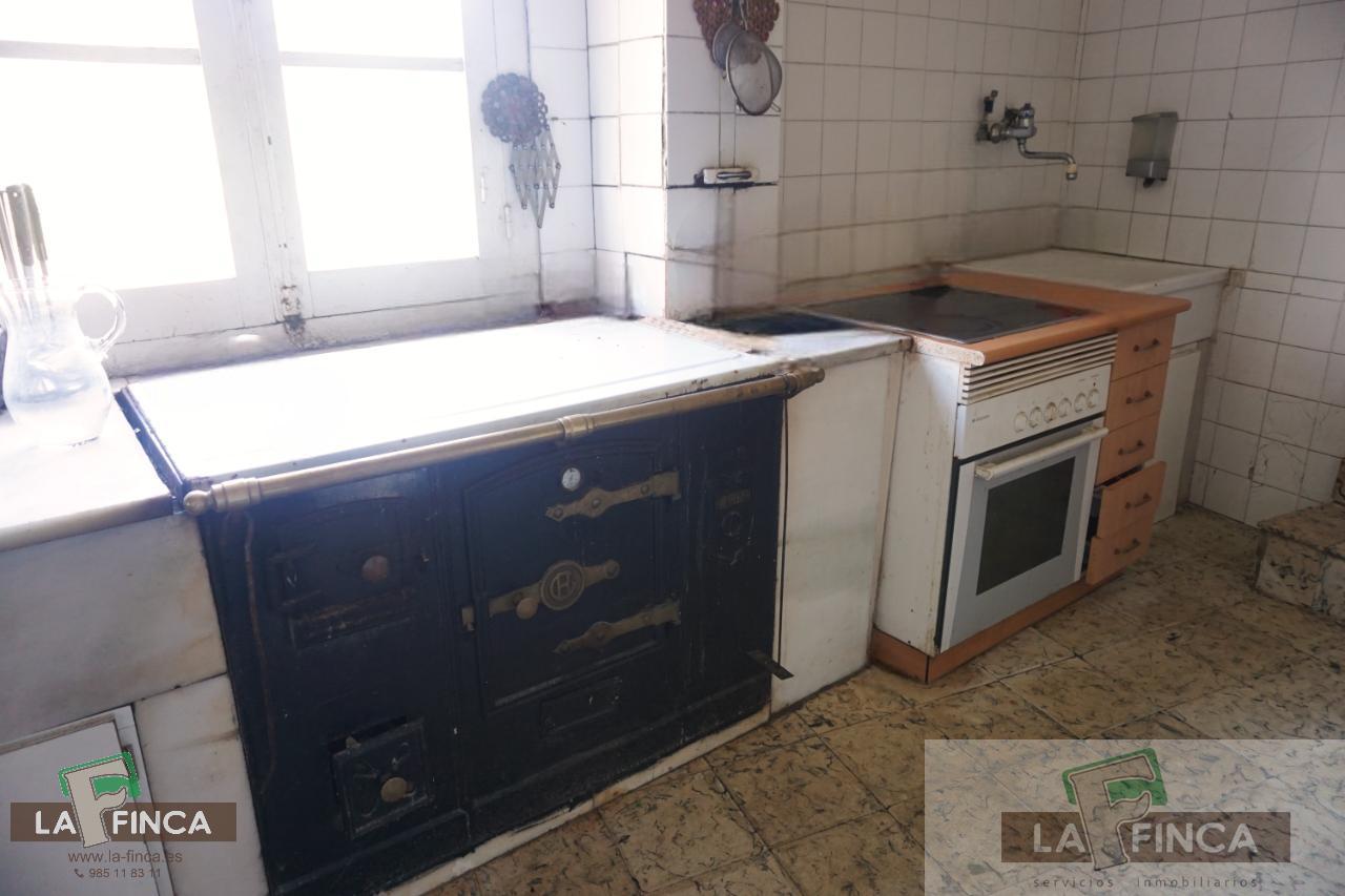 For sale of house in Belmonte de Miranda