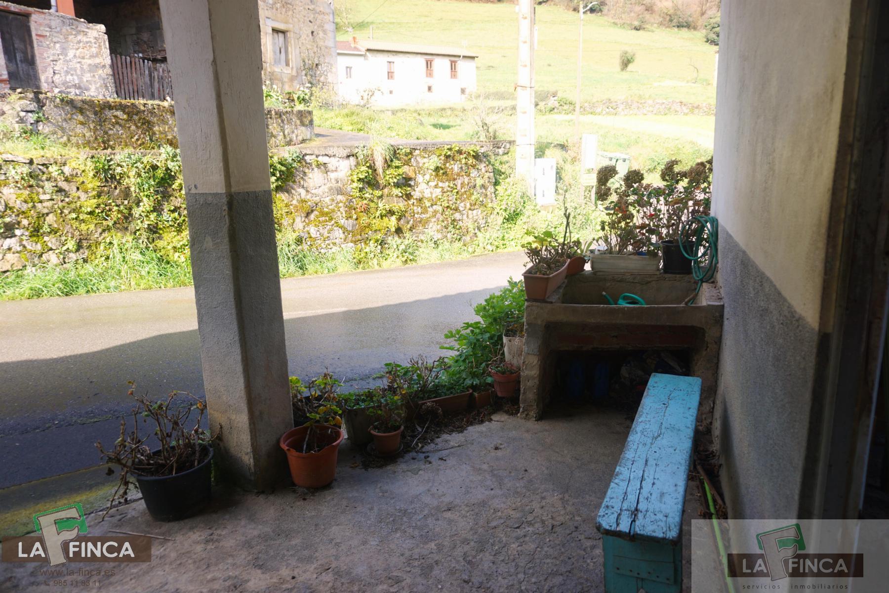 For sale of house in Belmonte de Miranda