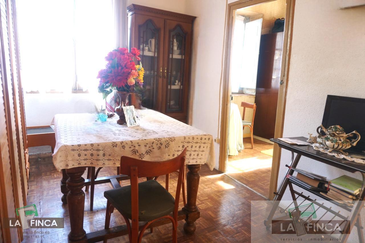 For sale of house in Belmonte de Miranda
