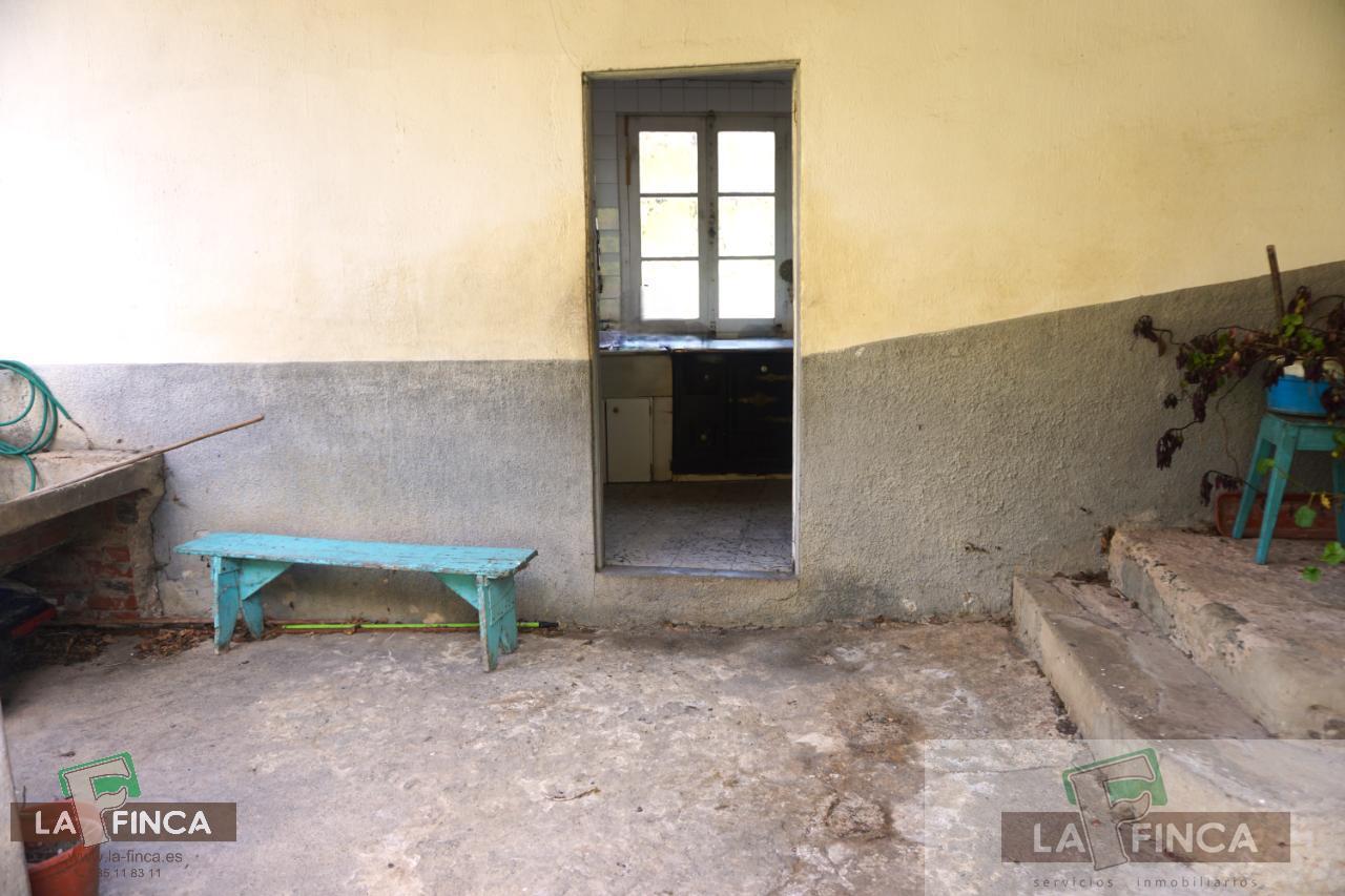 For sale of house in Belmonte de Miranda