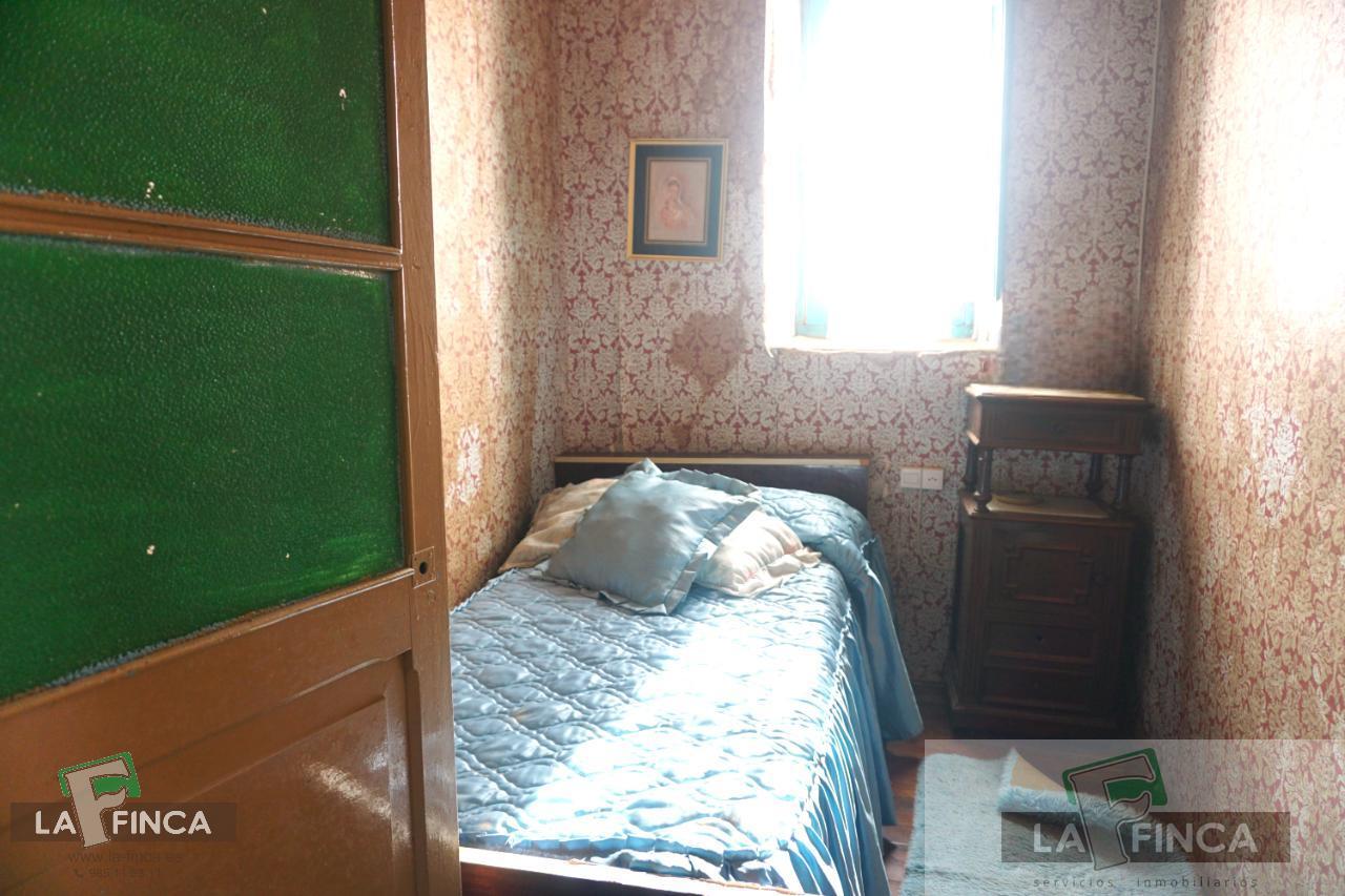 For sale of house in Belmonte de Miranda