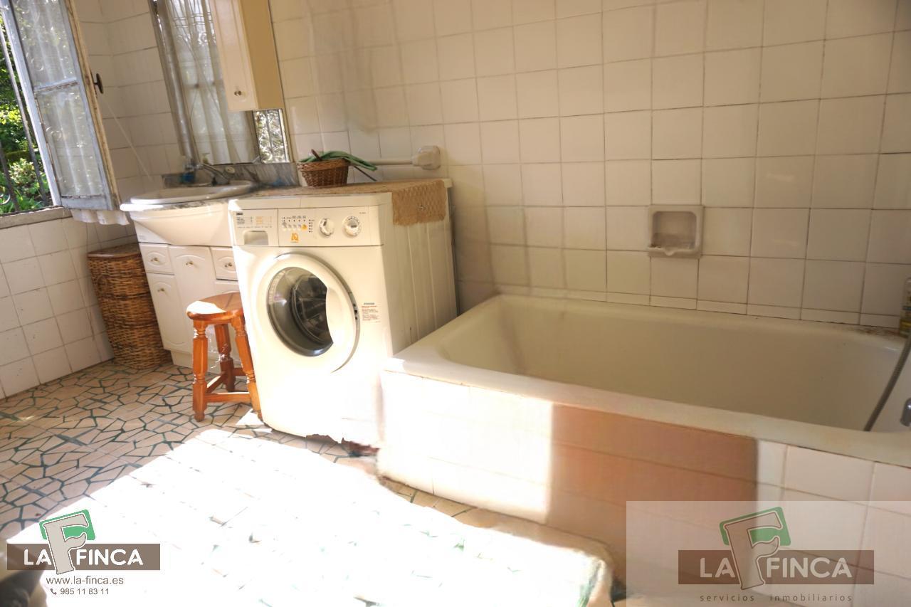 For sale of house in Belmonte de Miranda