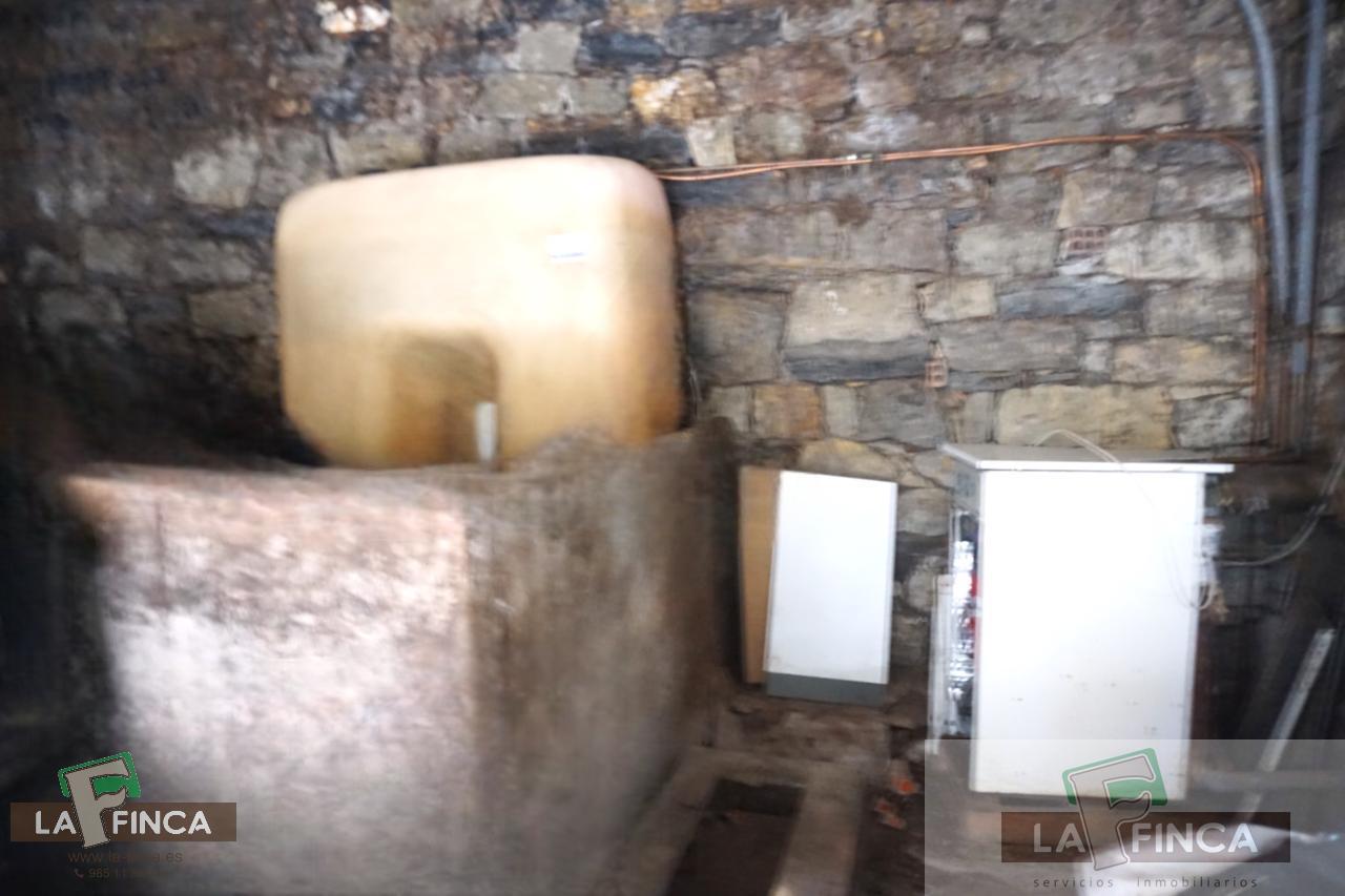 For sale of house in Belmonte de Miranda