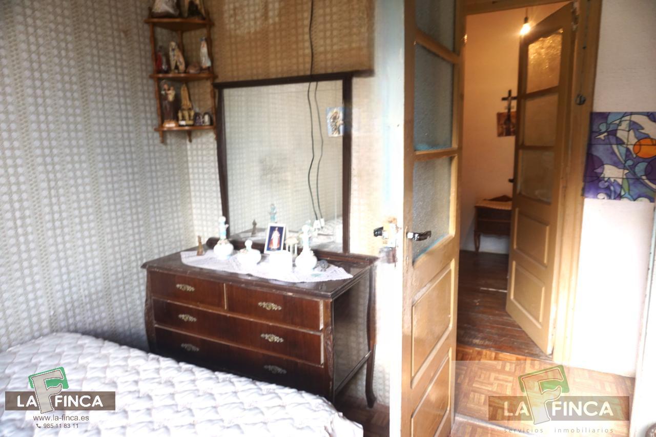 For sale of house in Belmonte de Miranda
