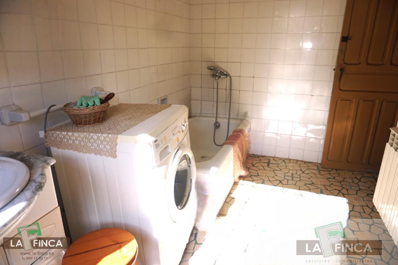For sale of house in Belmonte de Miranda