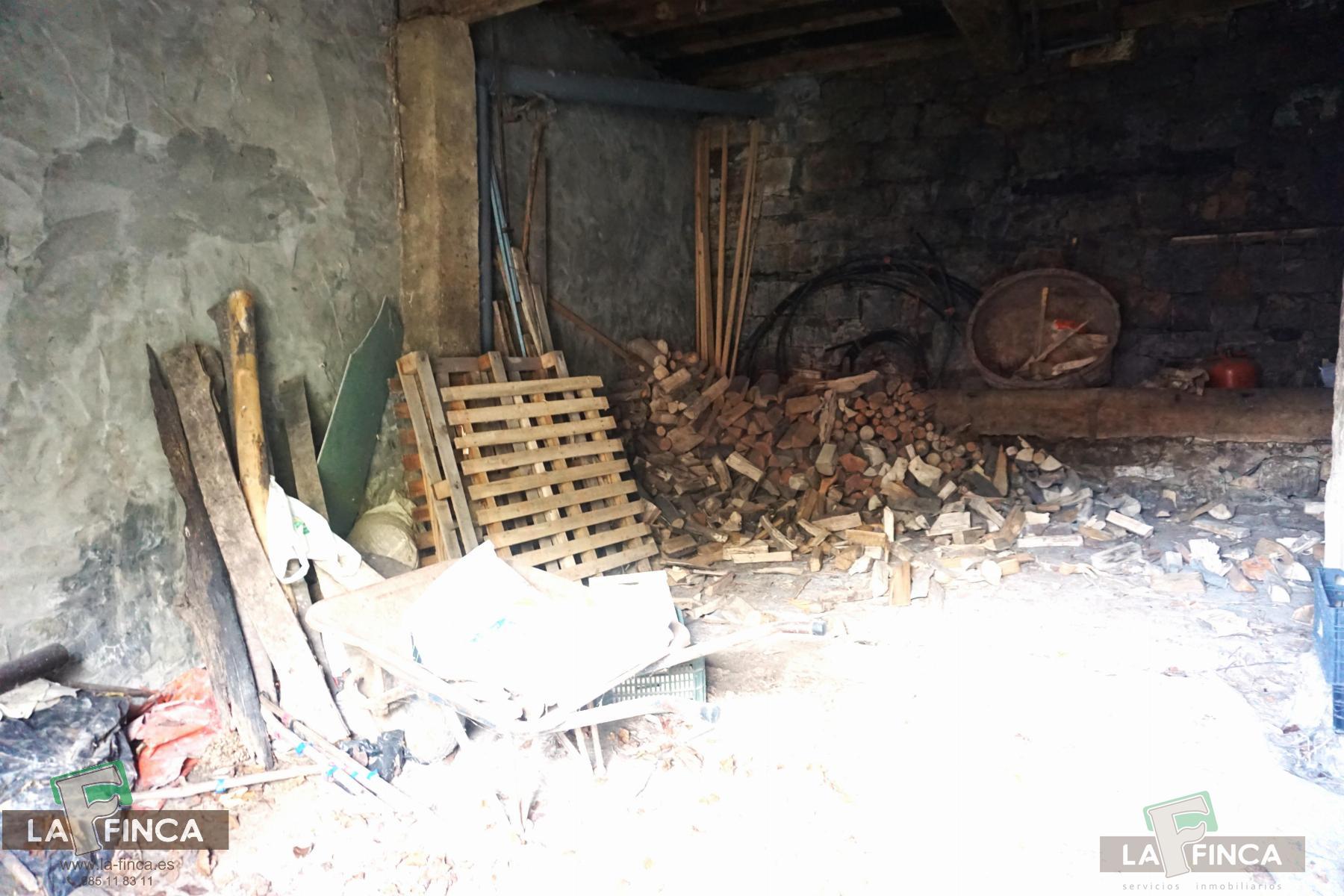 For sale of house in Belmonte de Miranda