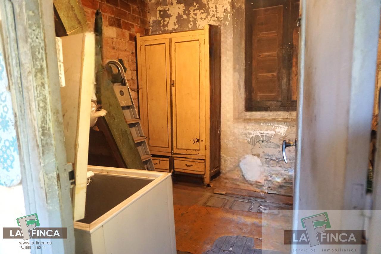 For sale of house in Belmonte de Miranda