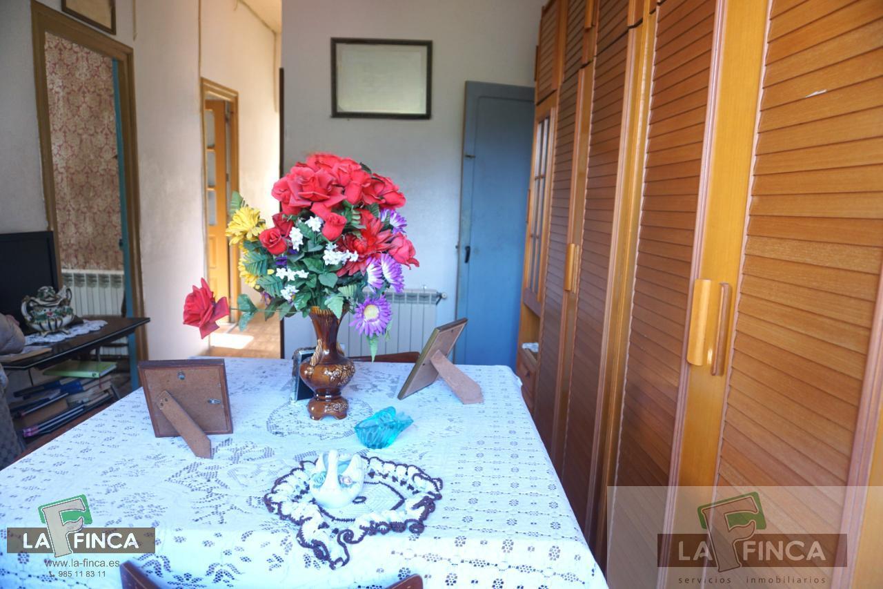 For sale of house in Belmonte de Miranda