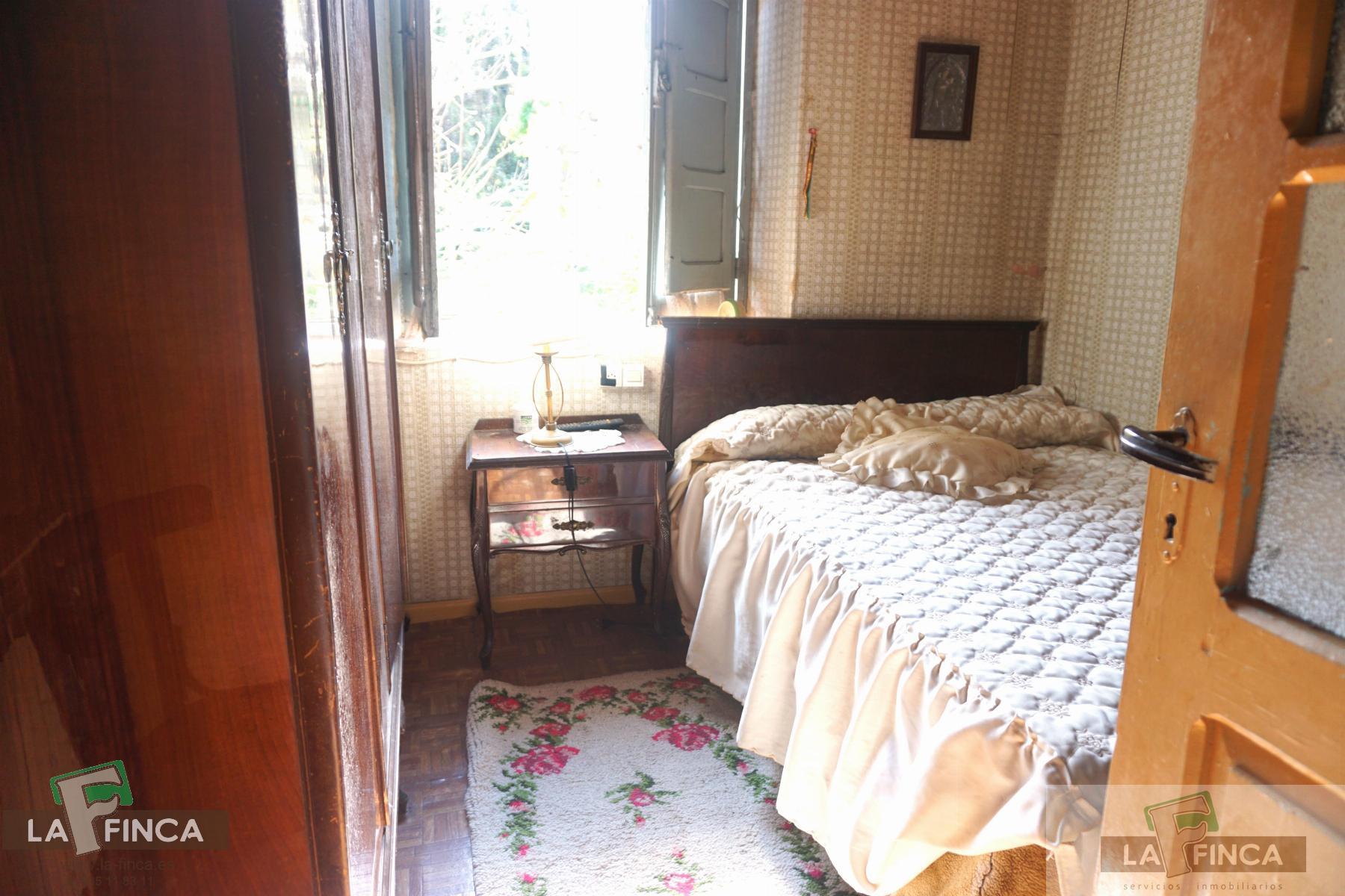 For sale of house in Belmonte de Miranda