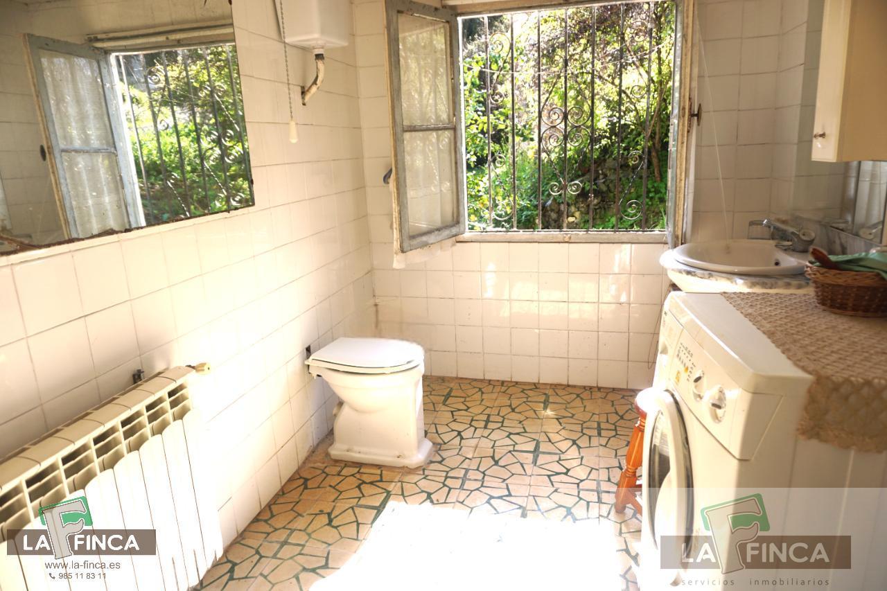 For sale of house in Belmonte de Miranda