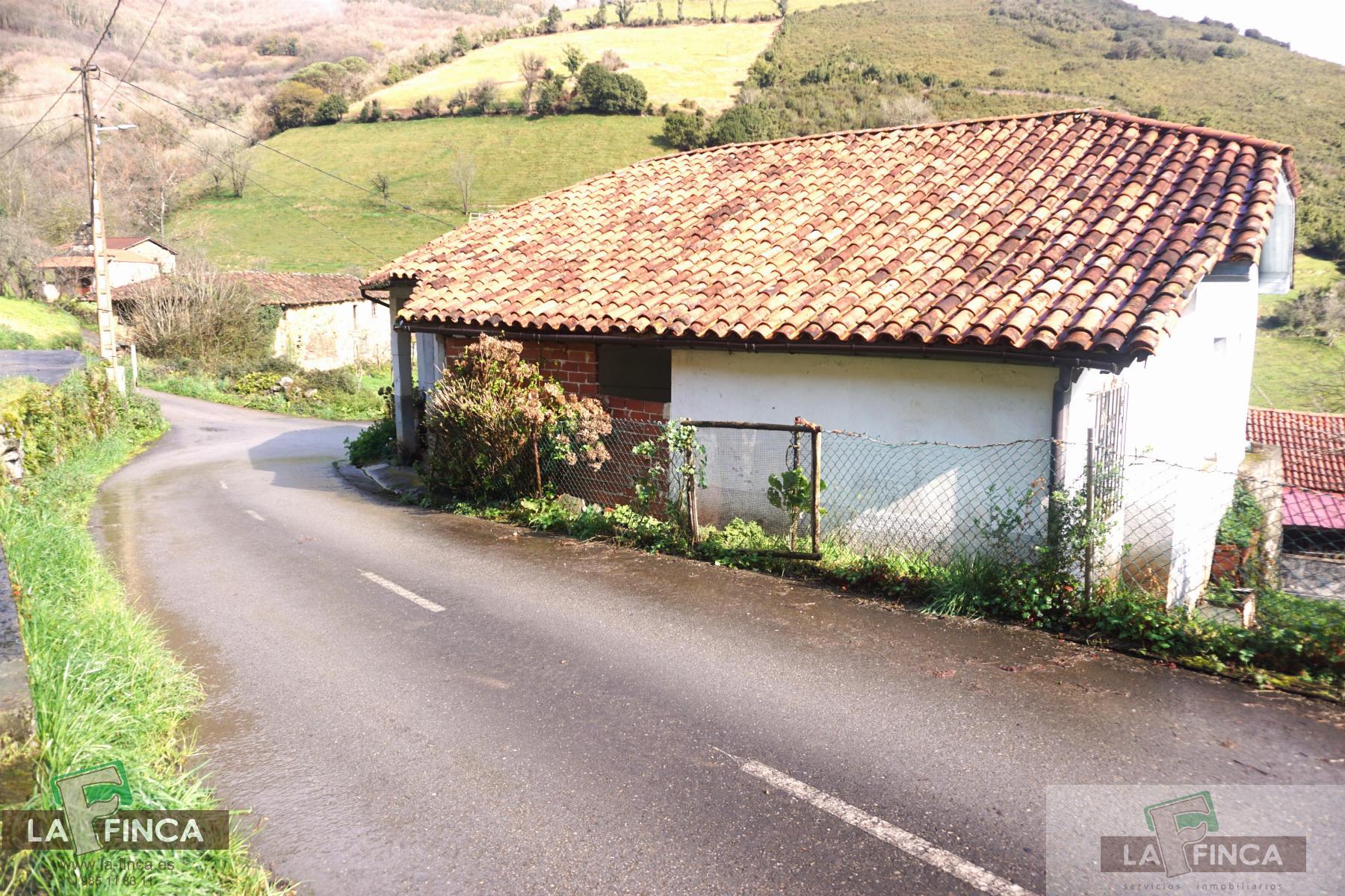 For sale of house in Belmonte de Miranda