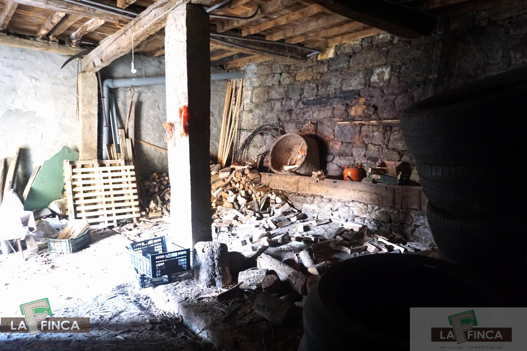 For sale of house in Belmonte de Miranda