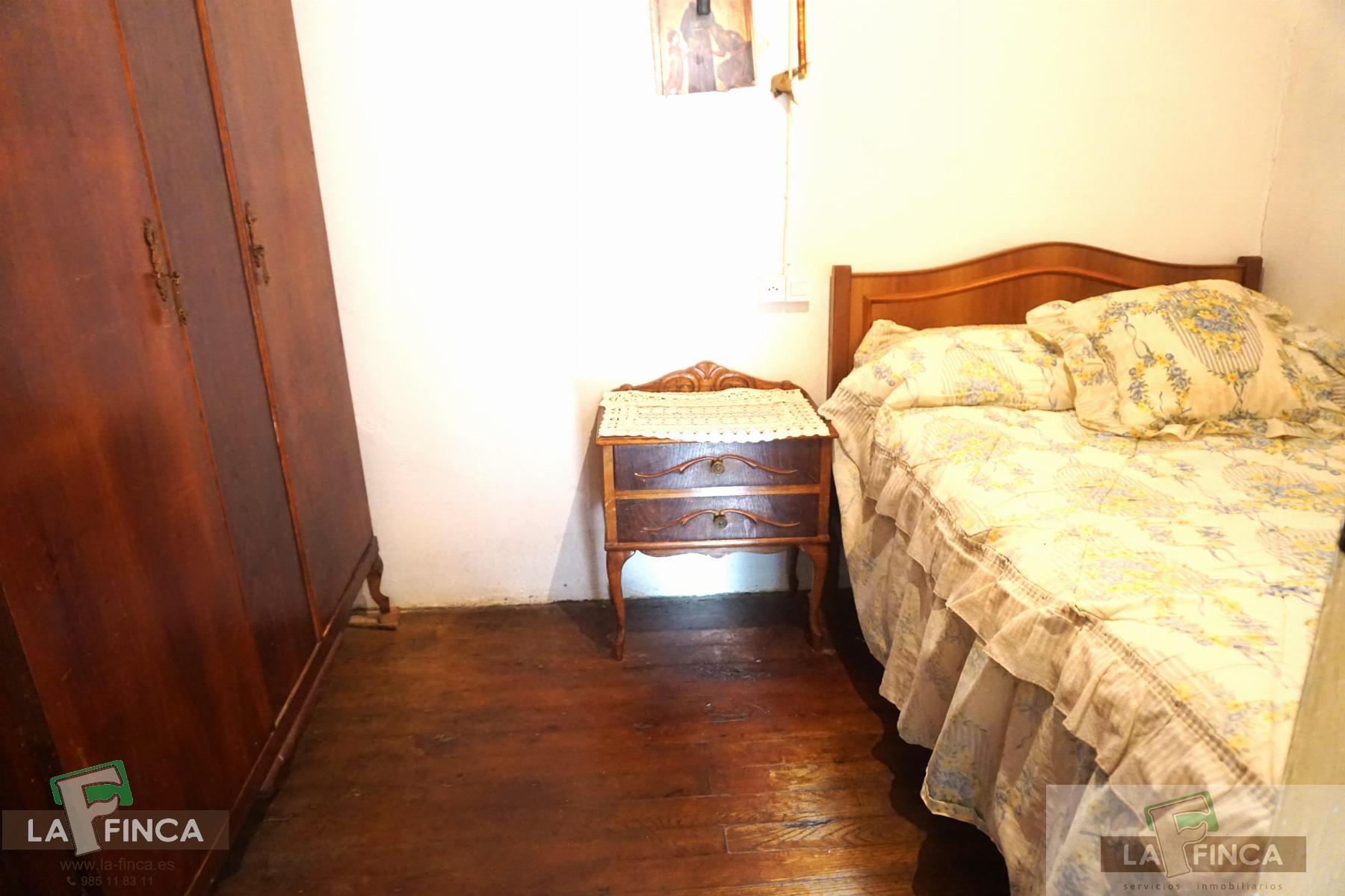 For sale of house in Belmonte de Miranda